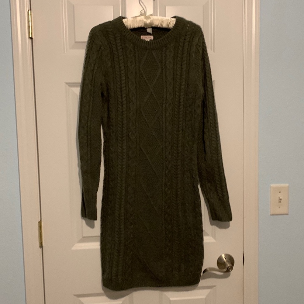 Olive green cable knit sz M sweater dress. Excellent condition. 100% Acrylic.
